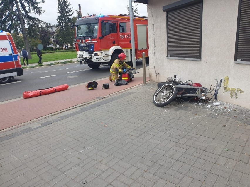 Kościan. Motocyklista wypadł z drogi i uderzył w budynek