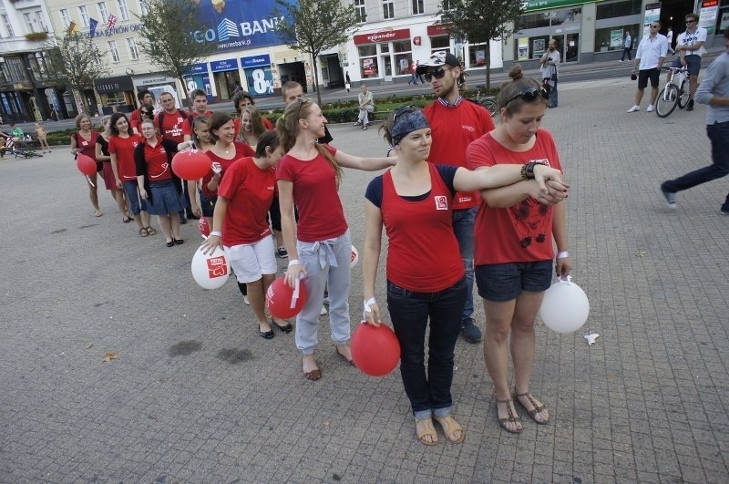 Poznań: Wolontariusze &quot;Szlachetnej Paczki&quot; odtańczyli poloneza na placu Wolności [ZDJĘCIA]