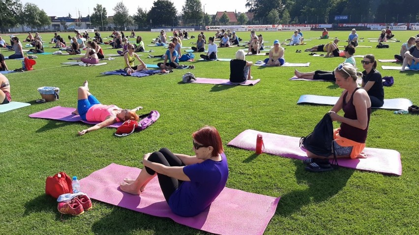 Joga na stadionie w Lesznie