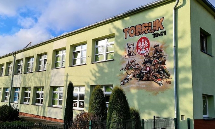 W Tomicach na budynku szkoły powstał mural. W placówce zrealizowano również projekt "Wyspa Szachowa, szachy łączą pokolenia"