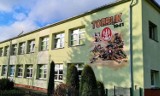 Gmina Gizałki. Na budynku szkoły w Tomicach pojawił się piękny mural. W placówce realizowano również projekt szachowy