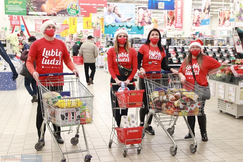 Koszykarze drużyny Anwil Włocławek na zakupach w Auchan -...