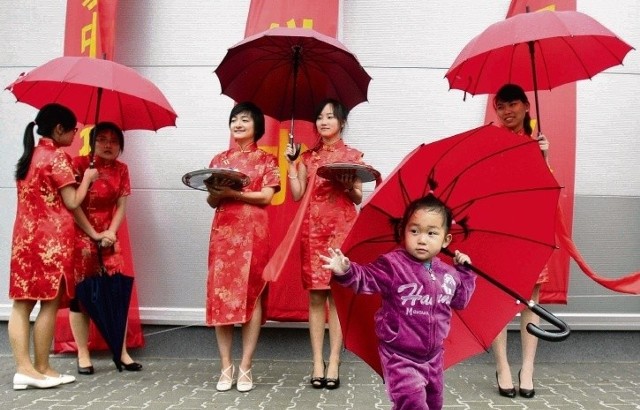 Podczas uroczystego otwarcia chińskiego centrum handlu, gości witały ubrane w tradycyjne stroje hostessy