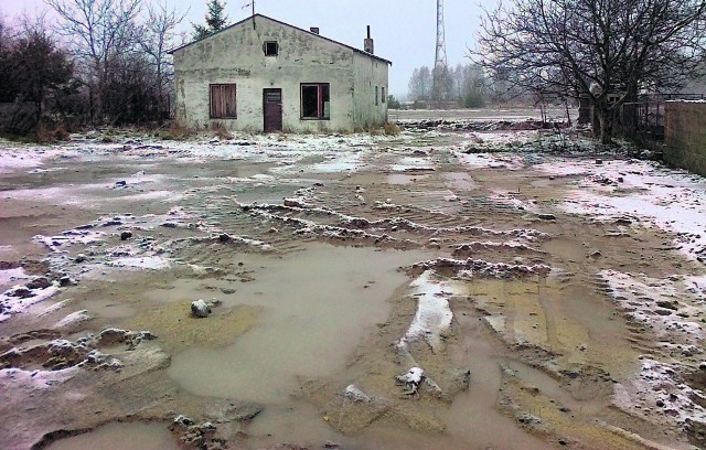 Woda nie wsiąka pod powierzchnię, a spływa na posesje sąsiadów