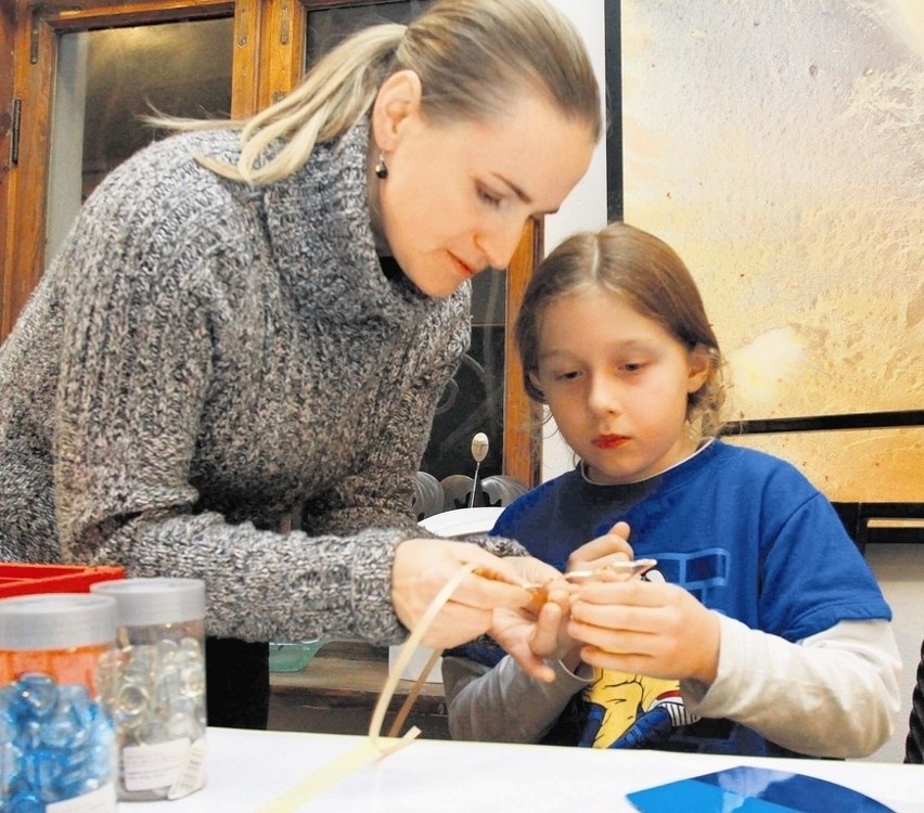 Byliśmy w bytomskiej galerii &quot;Stalowe anioły&quot;. I zrobiliśmy anioła [ZDJĘCIA]