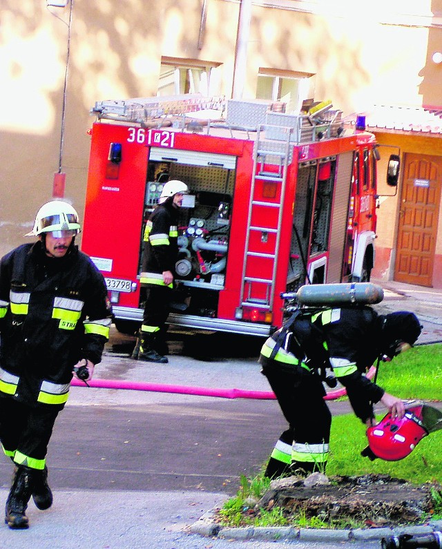 Strażacy w miejscach zagrożonych czadem chodzą w maskach i z butlami tlenowymi na plecach