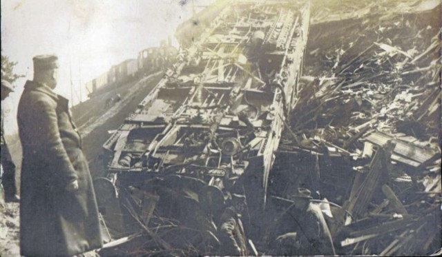 Była to jedna z największych katastrof kolejowych na Pomorzu przed drugą wojną światową.  W zamachu terrorystycznym zginęło 29 pasażerów niemieckiego pociągu, jadącego do Berlina przez polski korytarz