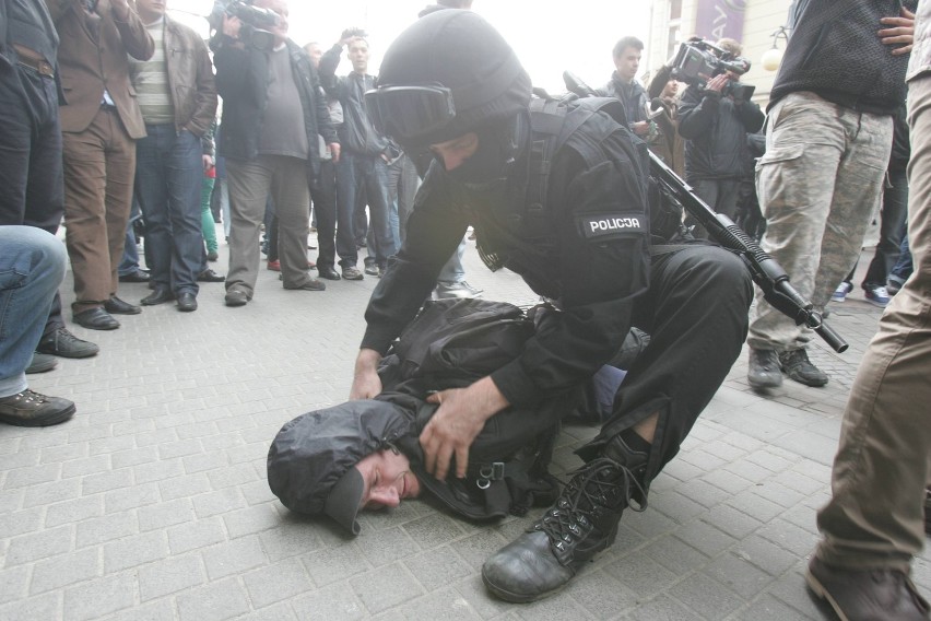 Zadyma w Katowicach: Antyfaszyści starli się z policją na marszu narodowców