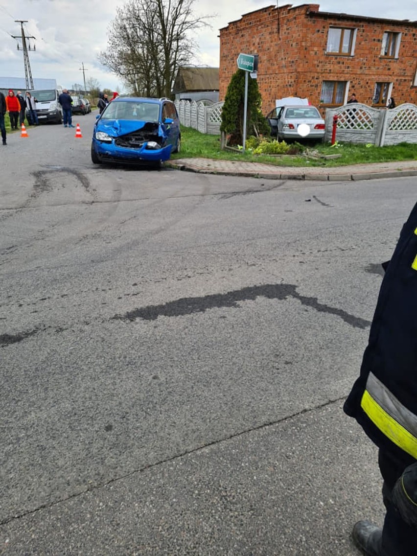 Wypadek w Jankowie Pierwszym. Samochód wylądował w ogrodzie....