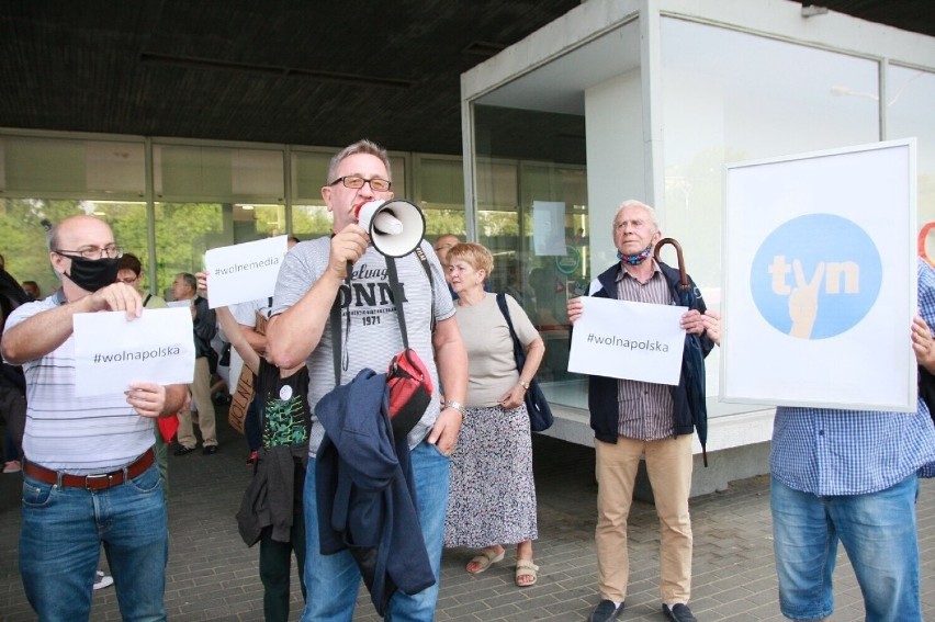 Protest przeciwko "lex TVN" przed budynkiem dawnym Domów Towarowych Centrum w Koninie
