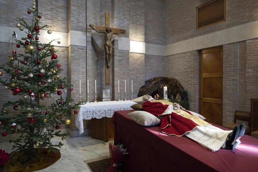 Ciało Benedykta XVI wystawiono w kaplicy w ogrodach Watykanu. Papież Franciszek: Benedykt XVI wiernym sługą Ewangelii i Kościoła
