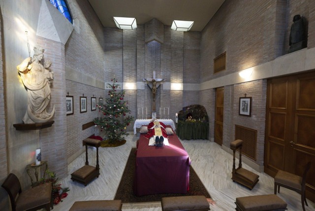 Ciało Benedykta XVI wystawiono w kaplicy klasztoru, gdzie mieszkał