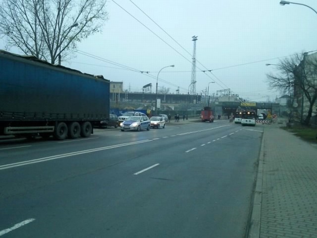 Kierowca ciężarówki zerwał trakcję w tunelu na ul. Kunickiego. ...