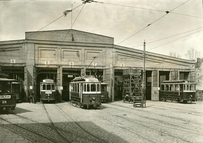 Poznań: Pracownicy opuszczają Gajową. Zdjęcia z 1924 r.