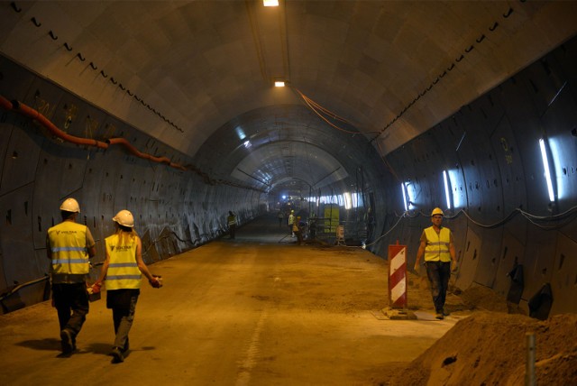 Ze względu na opóźnienia termin otwarcia tunelu pod Martwą Wisłą był już kilka razy przekładany