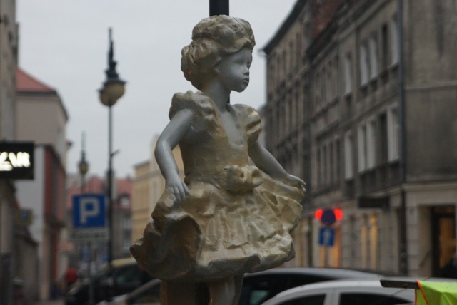 Figura Shirley Temple stanęła przy ulicy Garbarskiej w Kaliszu