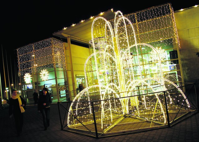 Przed lubelskimi centrami handlowymi już pojawiły się świąteczne iluminacje.