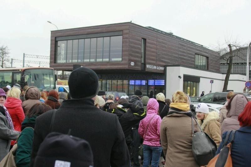 Bomba na Dworcu Głównym we Wrocławiu? Ewakuowano 600 osób. Opóźnienia pociągów (ZDJĘCIA)