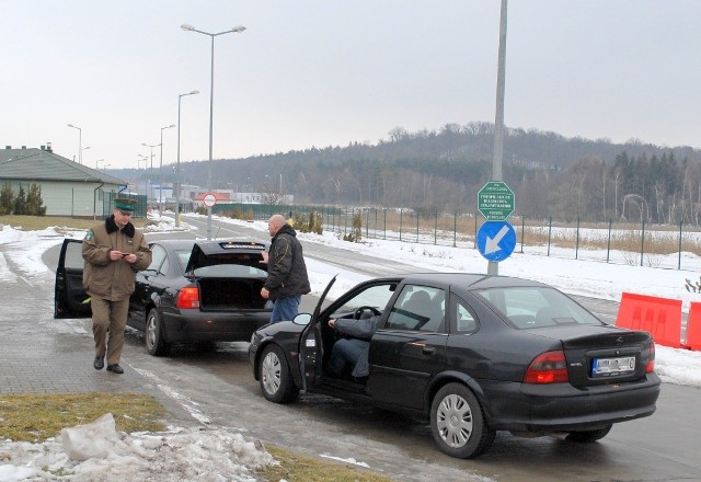 Podróżny wybiera, jaką drogą chce przejechać granicę