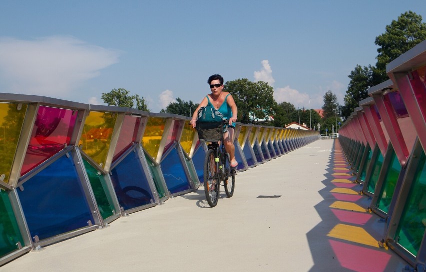 Pierwsza kładka rowerowa nad Wisłokiem w Rzeszowie już otwarta! Kolorowe szkło, żywica epoksydowa. Zobacz zdjęcia