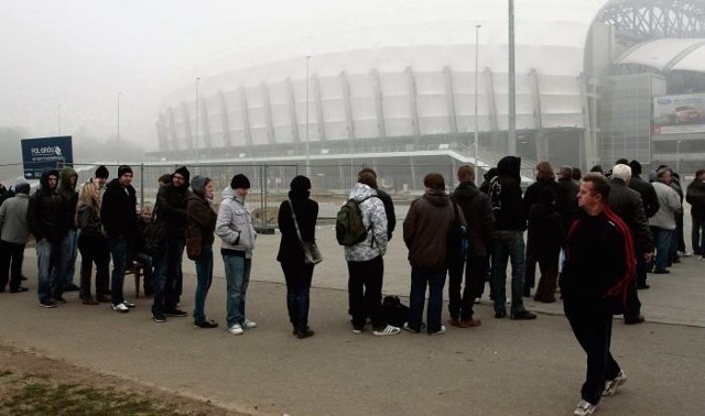 Kibice po bilety na Euro 2012 nie będą stać w kolejce, ale to nie znaczy, że je z łatwością kupią