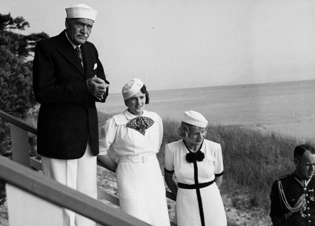 Wizyty prezydenta Mościckiego na Wybrzeżu śledziła prasa. Na zdj. w towarzystwie żony i córki
