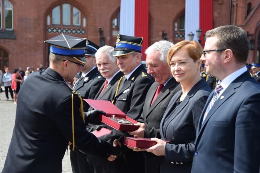 Dzień Strażaka 2019. Podczas uroczystego apelu podsumowaliśmy plebiscyt "Strażak Roku" [ZDJĘCIA]