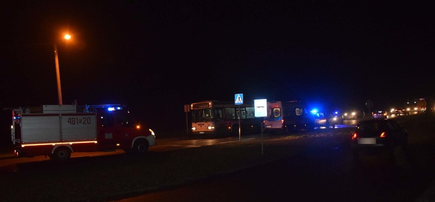 Malbork. Zderzenie autobusu z samochodem osobowym. Jedna osoba ranna