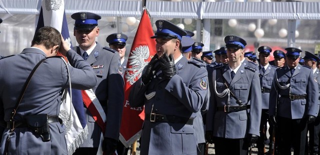 Pomorskie uroczystości z okazji Święta Policji 2012 w Gdańsku: defilada, nominacje i odznaczenia