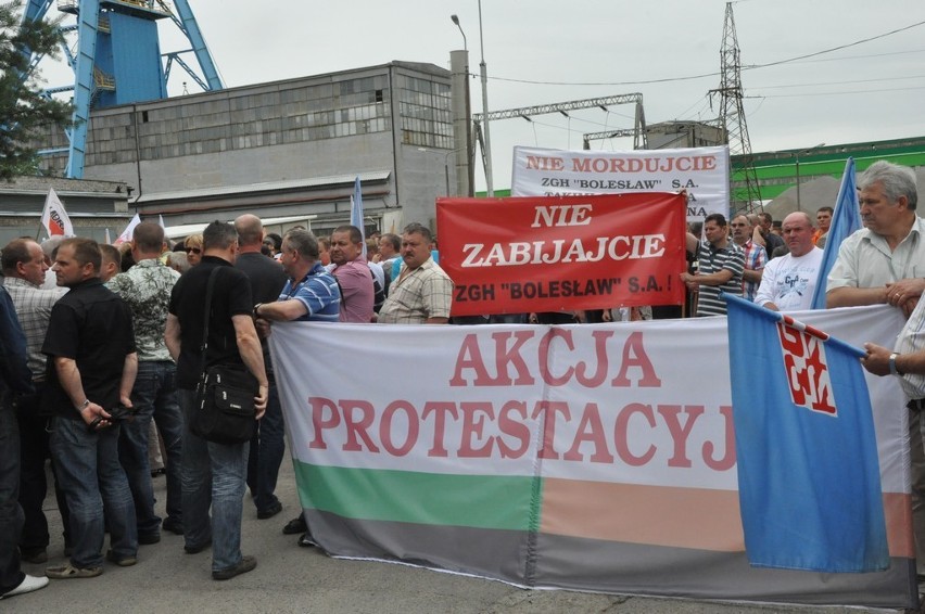 Protest na drodze krajowej nr 94. Pracownicy ZGH &quot;Bolesław&quot; domagają się niższych opłat za energię