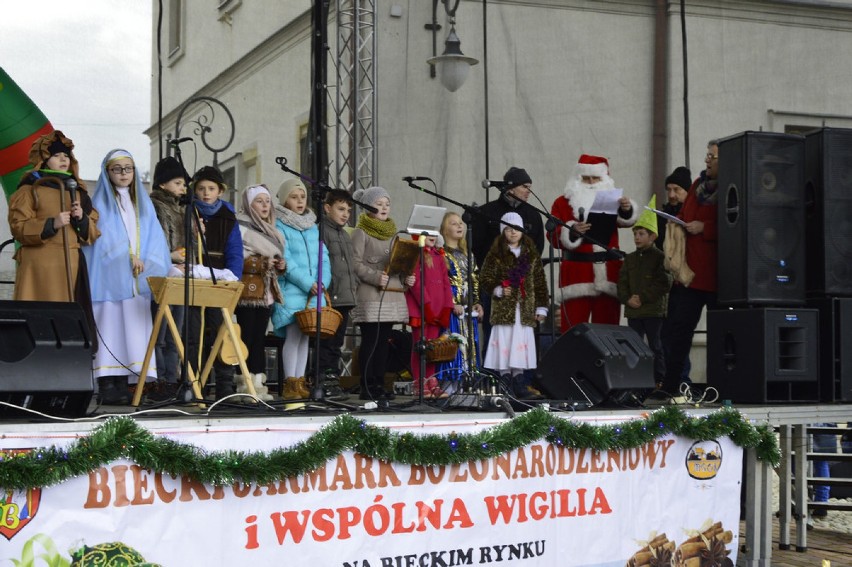 Biecz. Wspólne kolędowanie i wigilia na bieckim rynku. Od rana trwał bożonarodzeniowy jarmark.