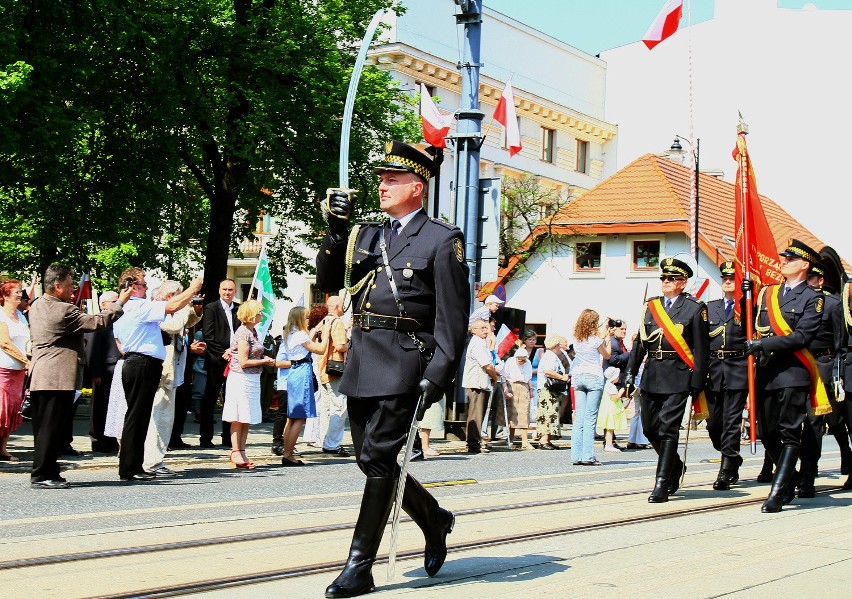 Parada służb mundurowych na Piotrkowskiej [ZDJĘCIA+FILM]