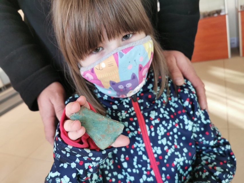 Gmina Żarów. Pięcioletnia Łucja odnalazła archeologiczny skarb! Był ukryty w lesie przez trzy tysiące lat