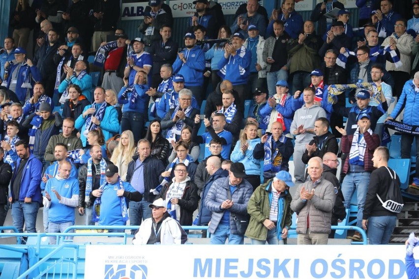 Ruch Chorzów wygrywa z Sandecją Nowy Sącz. Zobacz ZDJĘCIA kibiców. Fani Niebieskich pomogli wygrać zakład trenerowi Skrobaczowi