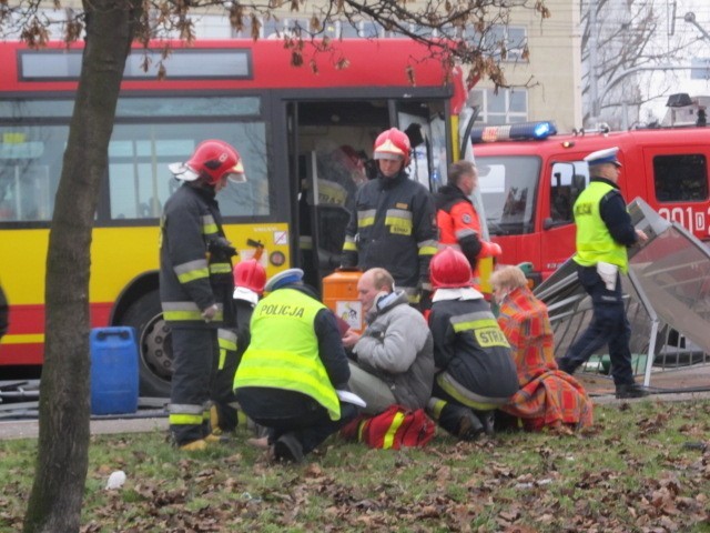 Wrocław: Autobus staranował przystanek na pl. Jana Pawła II. Jedna osoba nie żyje (ZDJĘCIA, FILM)