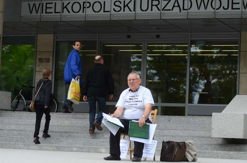 Poznań: Jednoosobowy protest przed Urzędem Wojewódzkim