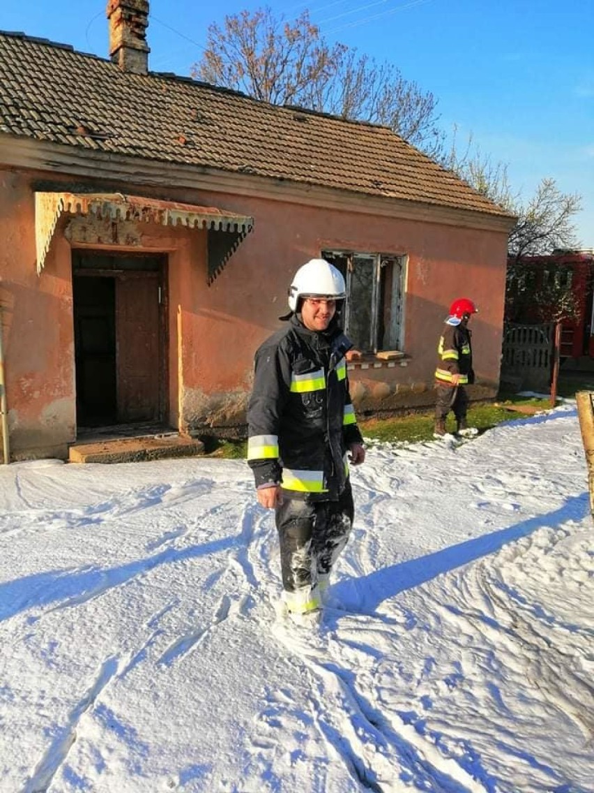 Pożar w gminie Burzenin. Z samochodu zostały dosłownie zgliszcza [GALERIA]