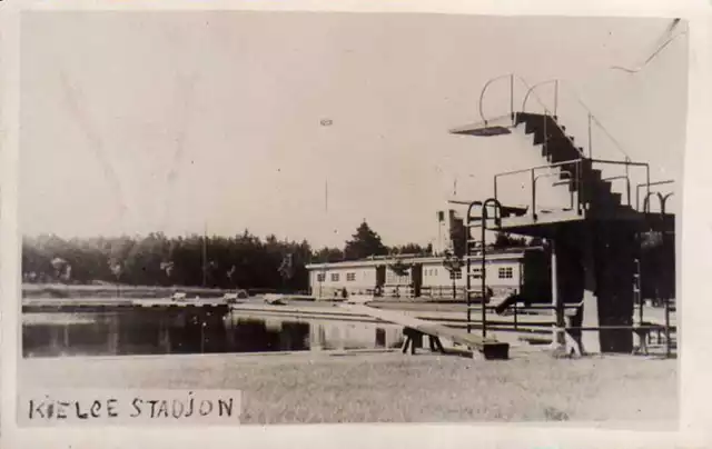 Otwarcie w 1930 roku basenu pływackiego było ukoronowaniem kilkuletniej budowy Stadionu Leśnego. Niecka długości 50 metrów, proste, ale nowoczesne szatnie z prysznicami i żelbetonowa wieża do skoków sprawiły, że obiekt stał się główną letnią atrakcją miasta. 

W latach 50. XX wieku dobudowano jeszcze brodzik dla dzieci. Kąpielisko, pomimo zawsze zimnej wody, położone w urokliwej okolicy lasu, służyło miastu niemal do końca XX wieku.
Spłonął wówczas pawilon szatni. Wkrótce obiekt został zamknięty, a po kliku latach sprzedany prywatnej firmie. 

Na jego miejscu otwarto w 2013 roku Hotel Binkowski.