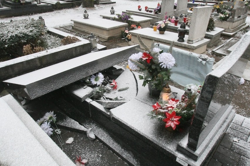 Zniszczone nagrobki na cmentarzu w Szopienicach