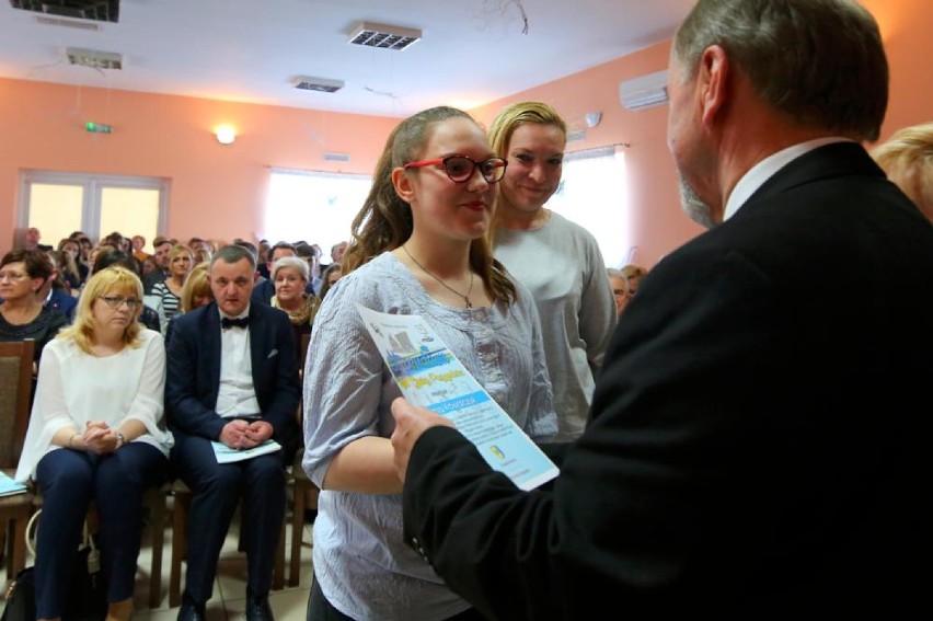 Szkolne stypendia dla prymusów z gminy Przygodzice [FOTO, LAUREACI]