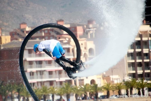 Zawody o puchar króla odbywały się w Puerto de Mazarrón na południowo-wschodnim wybrzeżu Hiszpanii. Opolanin Paweł Urzędowski poleciał na nie na zaproszenie federacji Hydro Sport z Poznania. Zajął wysokie, czwarte miejsce. Inny Polak, Artur Zakrzewski, wodnymi popisami wywalczył sobie złoto.