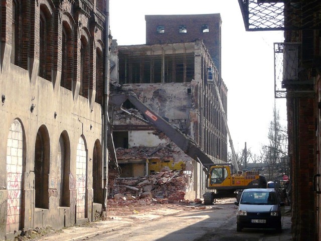 Budowa kompleksu Centrum Fabryka rozpoczęła się od... wyburzania.