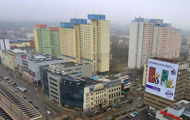 Czwarte miejsce to Śródmiejska Dzielnica Mieszkaniowa u zbiegu ul. Piotrkowskiej i al. Piłsudskiego w centrum miasta zwana potocznie „Manhattanem”. Osiedle wzniesiono w latach 1975 – 1982 roku. Wśród fachowców słynie jako jeden z największych w Polsce zespołu budynków mieszkalnych – tzw. megaszaf – wykonanych w konstrukcje szkieletowej „słupowo – płytowej”. Dwa najwyższe wieżowce mają po 78 metrów wysokości.  Czytaj dalej na kolejnym slajdzie>>>>