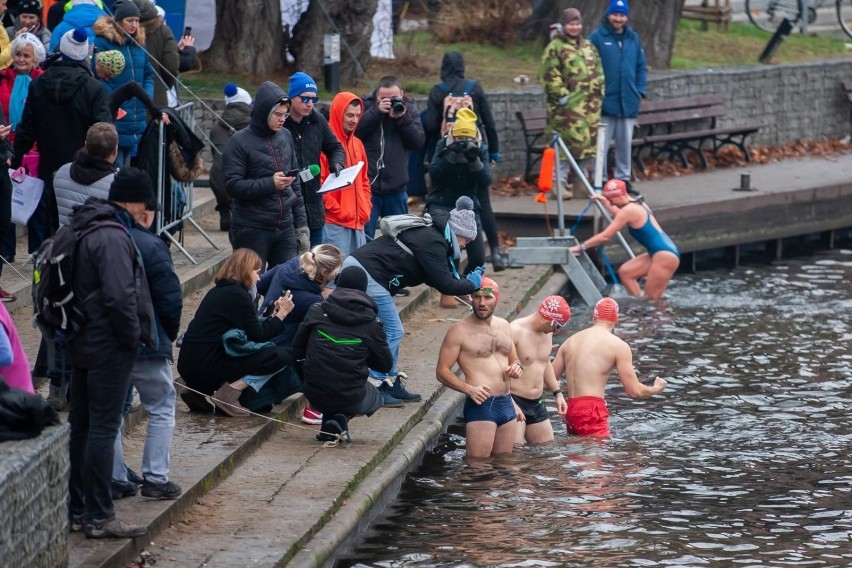 Ponad 200 pływaków rywalizowało w sobotę w Ice Swimming...