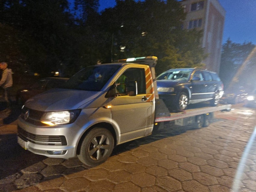 Pijany kierowca uszkodził trzy auta na parkingu. ZDJĘCIA