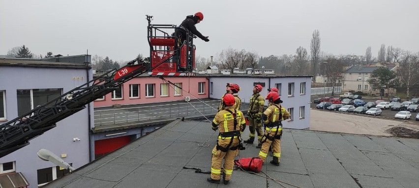 Kalisz: Strażacy szkolili się w ratownictwie wysokościowym. ZDJĘCIA