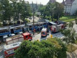 Wrocław. Groźny wypadek na ul. Tarnogajskiej. Autobus MPK zderzył się z tramwajem. Ranni są pasażerowie