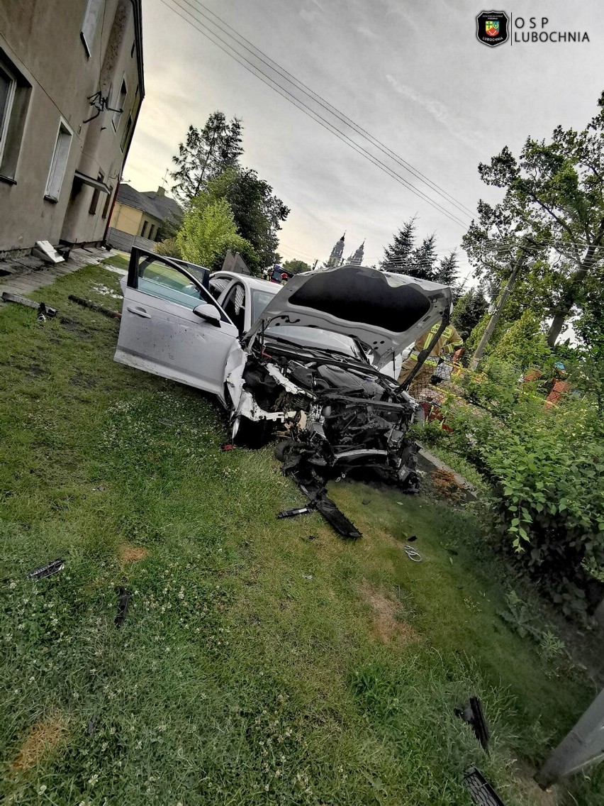 Wypadek na ul. Łódzkiej w Lubochni. Kierowca stracił panowanie nad pojazdem i wpadł na posesję [ZDJĘCIA]