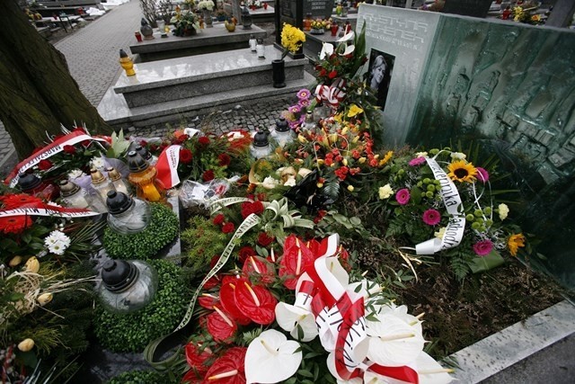 Kwiaty na grobie Krystyny Bochenek