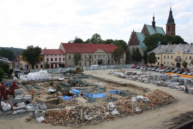 Rynek w Olkuszu nadal wygląda jak wielki plac budowy. Prace szybko się nie zakończą